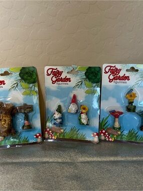 Fairy Garden Figurines 3 Gnomes, Flower Set, Wood Stump & Sign 3pc lot NEW
